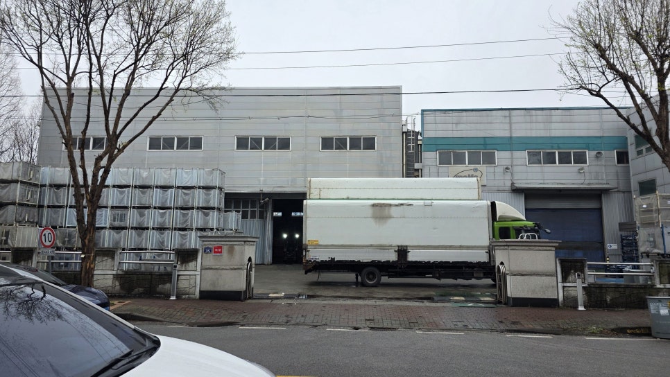 공장전경-왼쪽이 547평공장 오른쪽이 378평공장